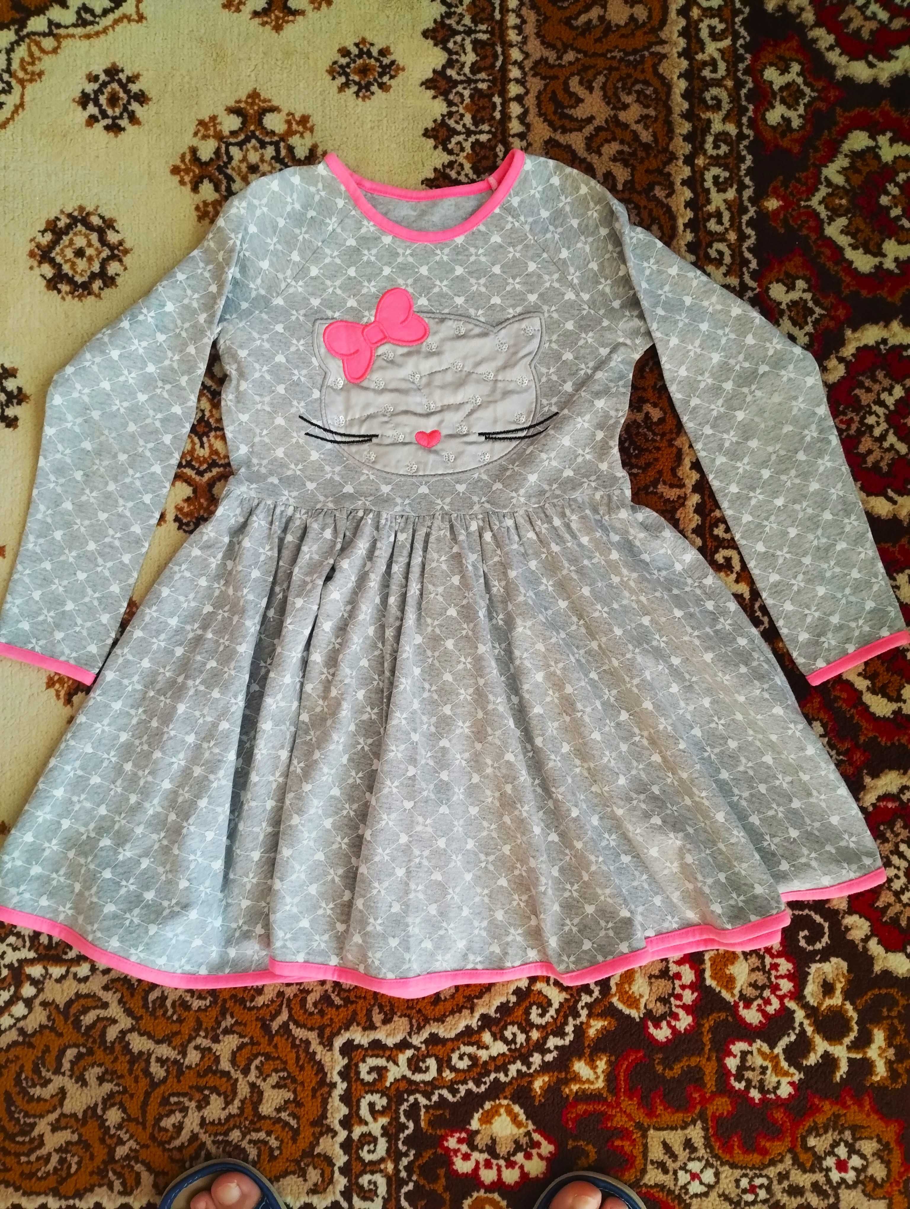 Gustowna sukienka z aplikacją roz. 122
