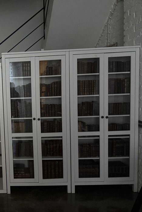Estantes IKEA com Portas de Vidro (Brancas, Excelente Estado)