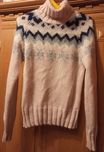 Sweter we wzory z moherem w składzie