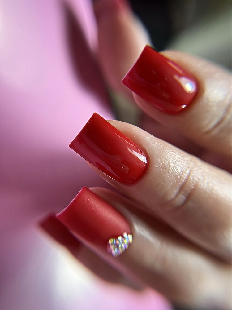Manicure i pedicure, przedłużanie paznokci