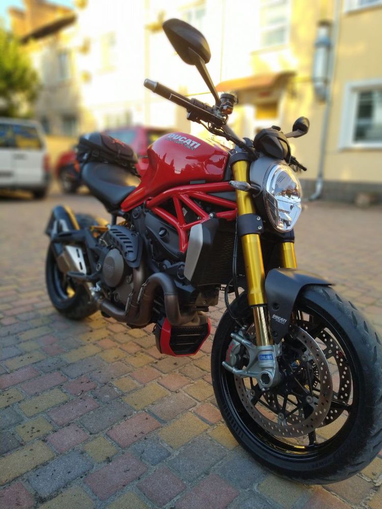 Ducati Monster 1200S.