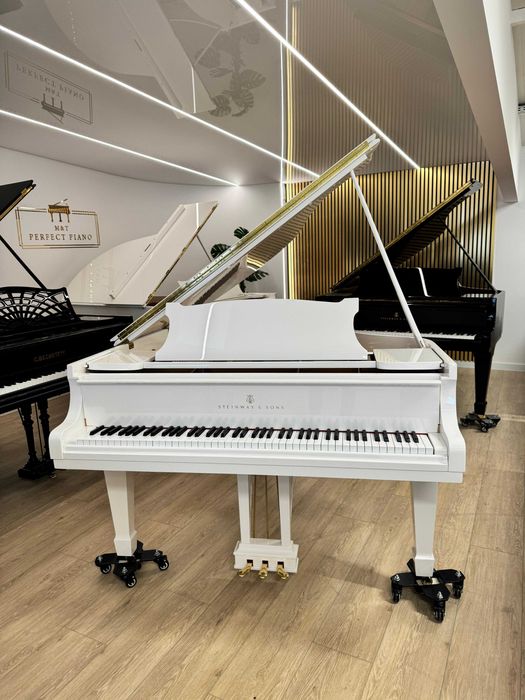 Biały Fortepian Steinway&Sons mod.''M''.Transport/Wniesienie