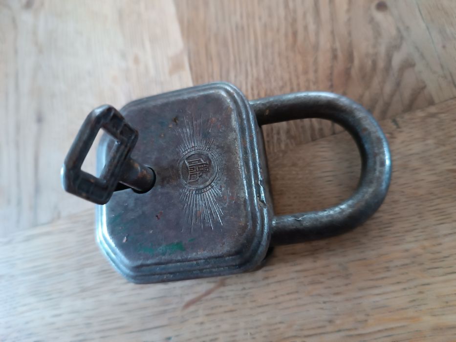 Stara kłódka sygnowana ciekawa