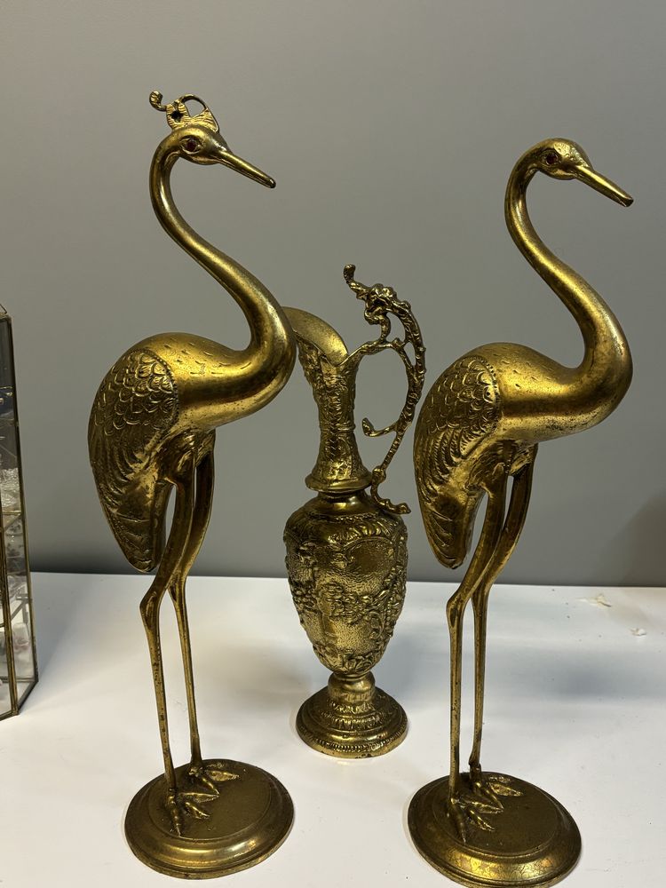 Aves e jarra em metal