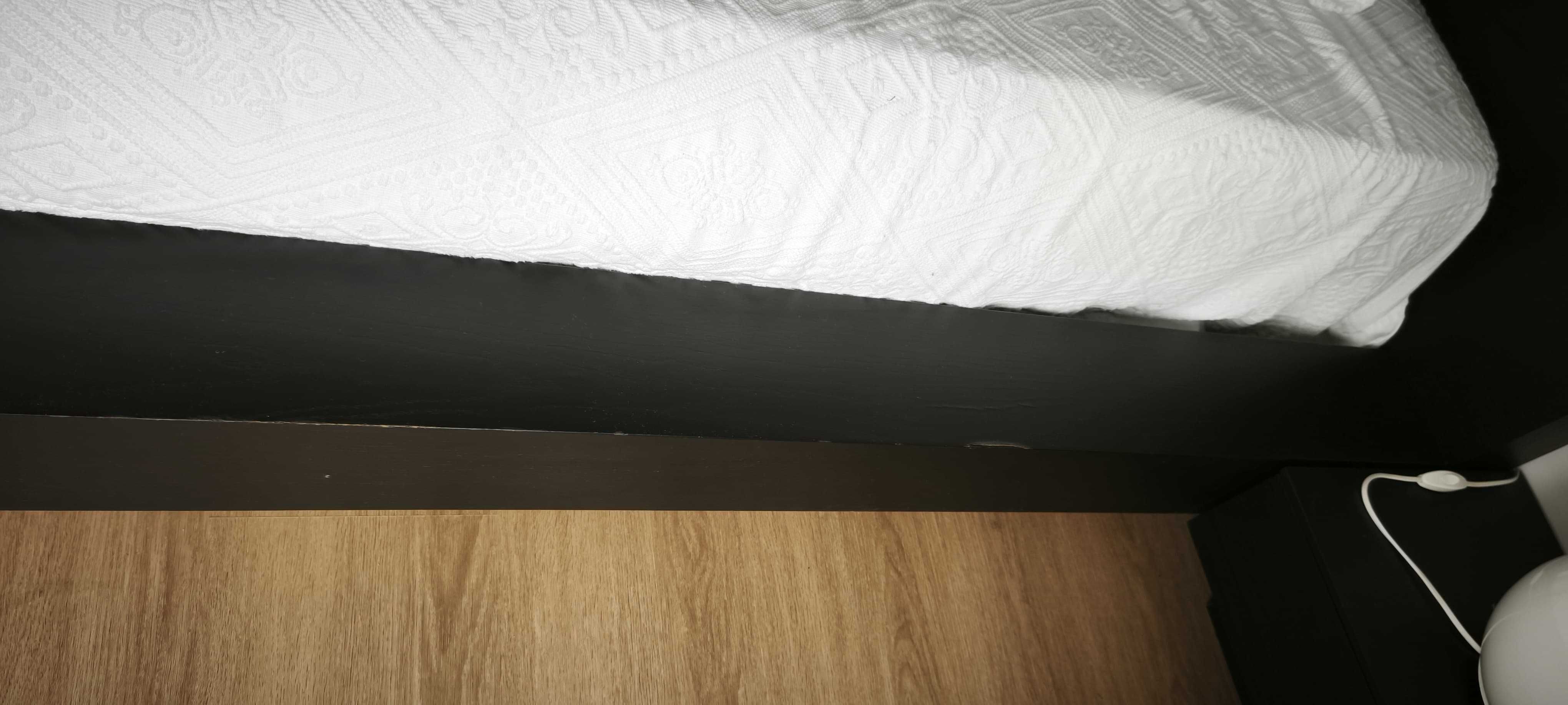 Cama de casal + colchão + mesas de cabeceira