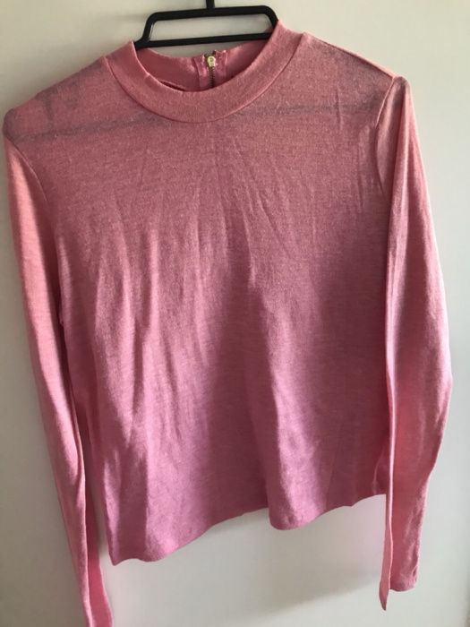 Różowy cienki sweter z długim rękawem