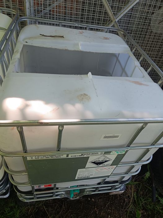 Zbiornik pojemnik mauzer z wycięciem