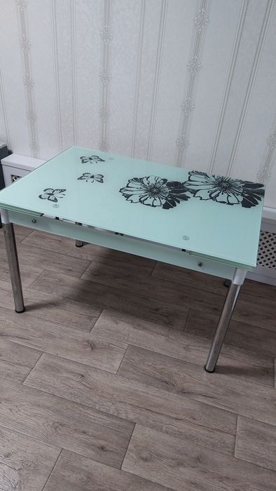 Скляний  обідній стіл