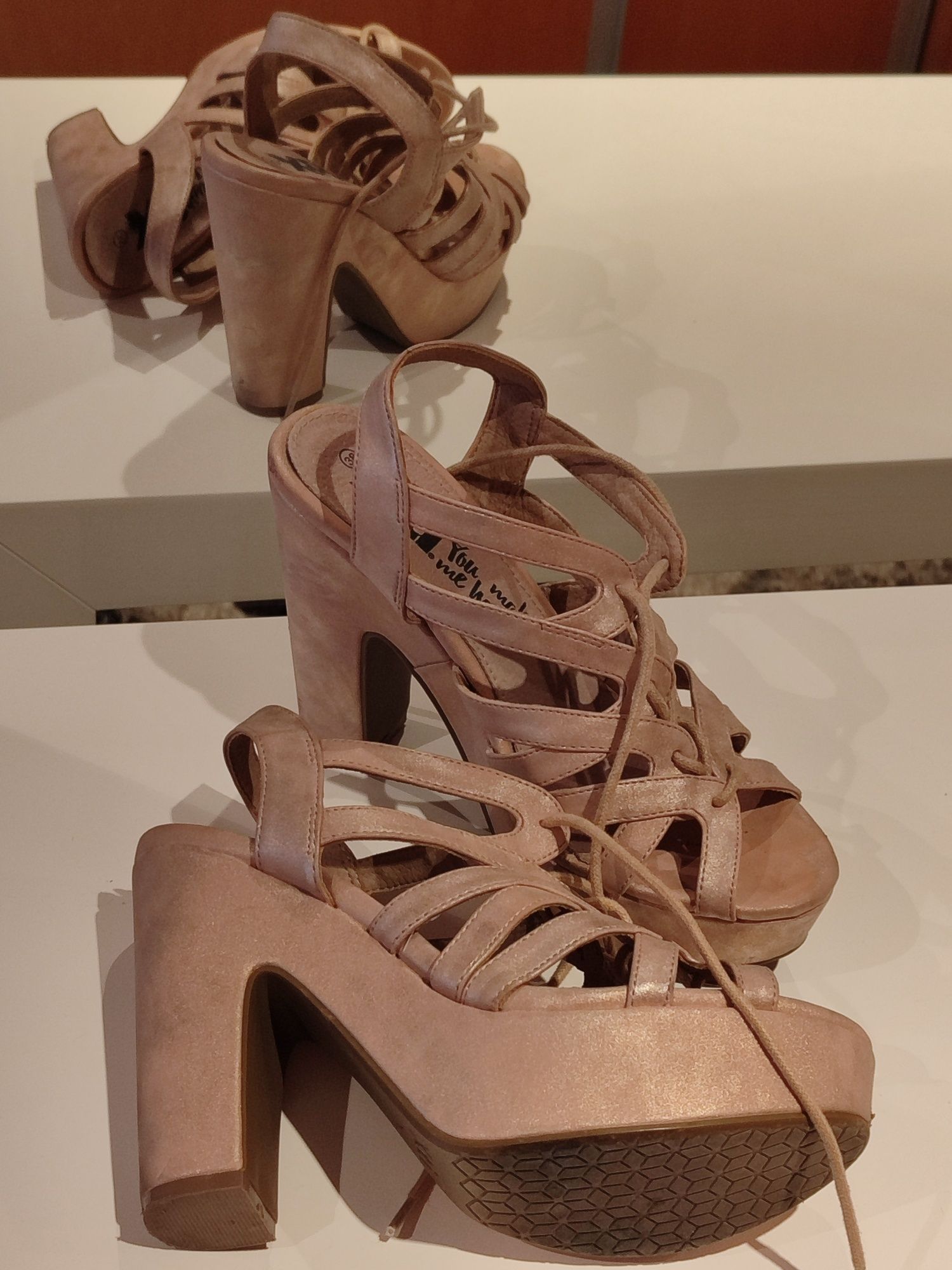 5 pares de sandálias