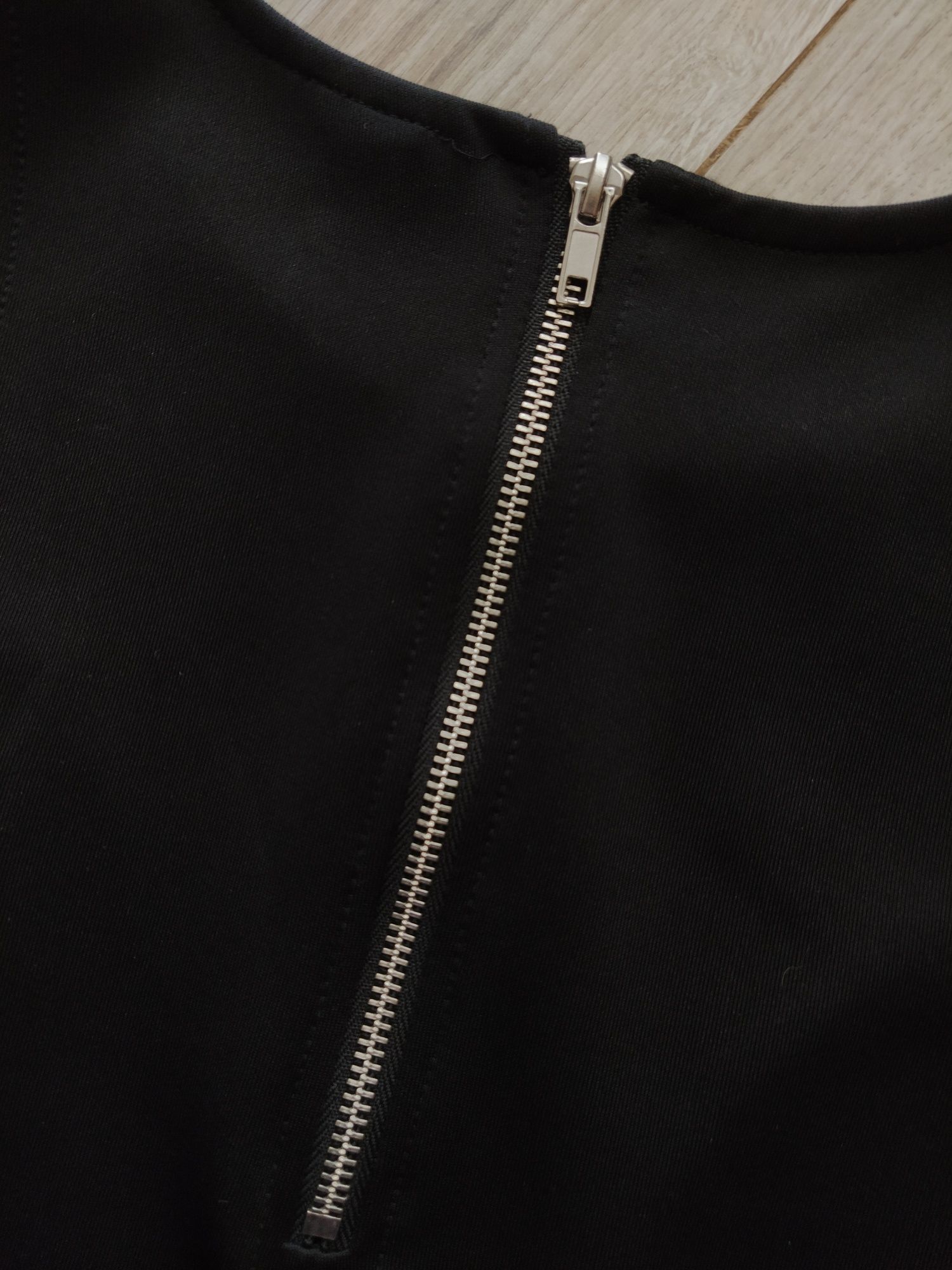 Czarna klasyczna rozkloszowana sukienka H&M 34 xs jak nowa srebrny zam