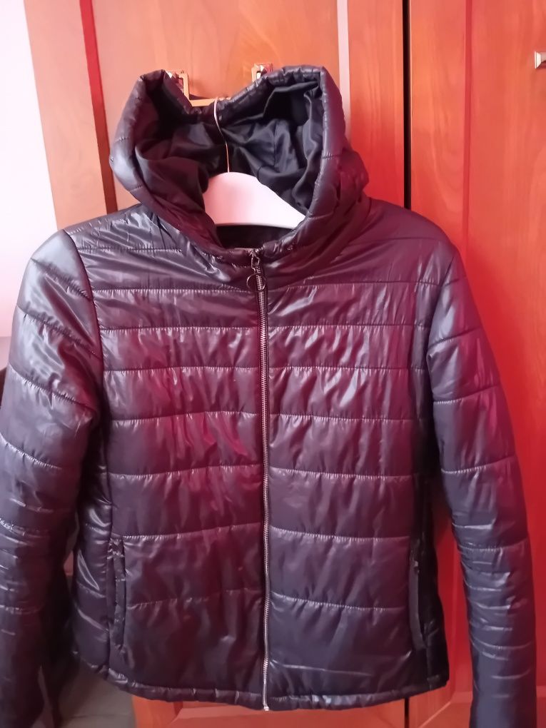 Kurtka pikowana z kapturem Bershka