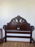 Cama de casal em castanho
