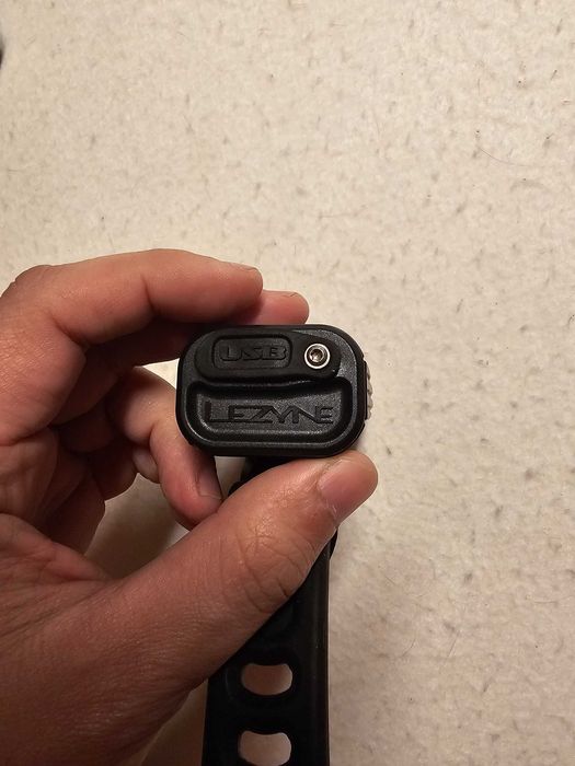 Lezyne 1300XL luz topo de gama