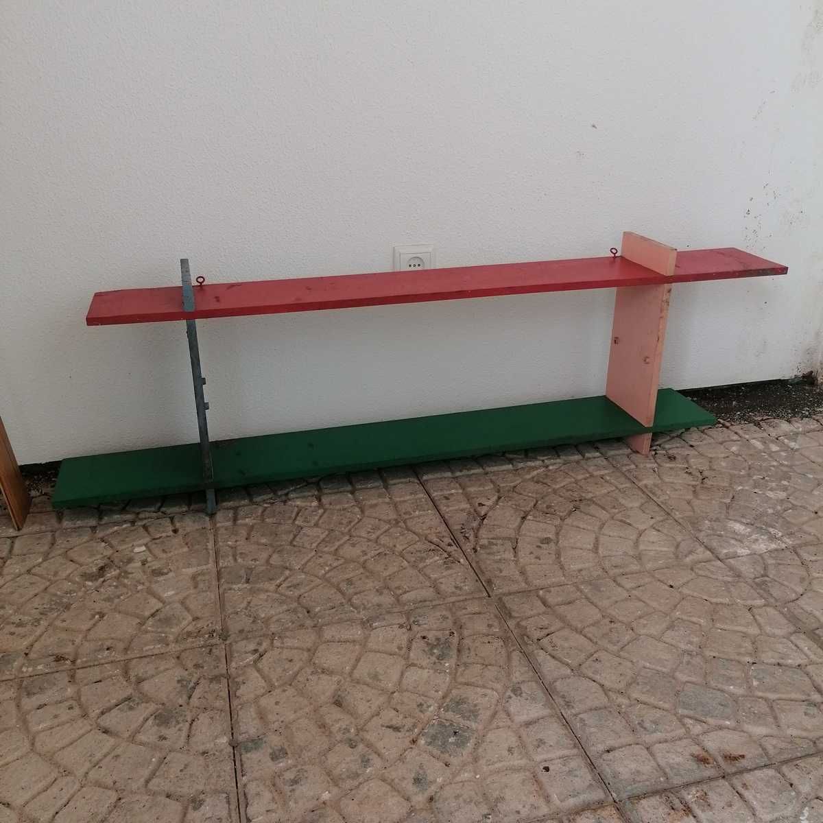 Estante de parede em madeira maciça, com 2 prateleiras