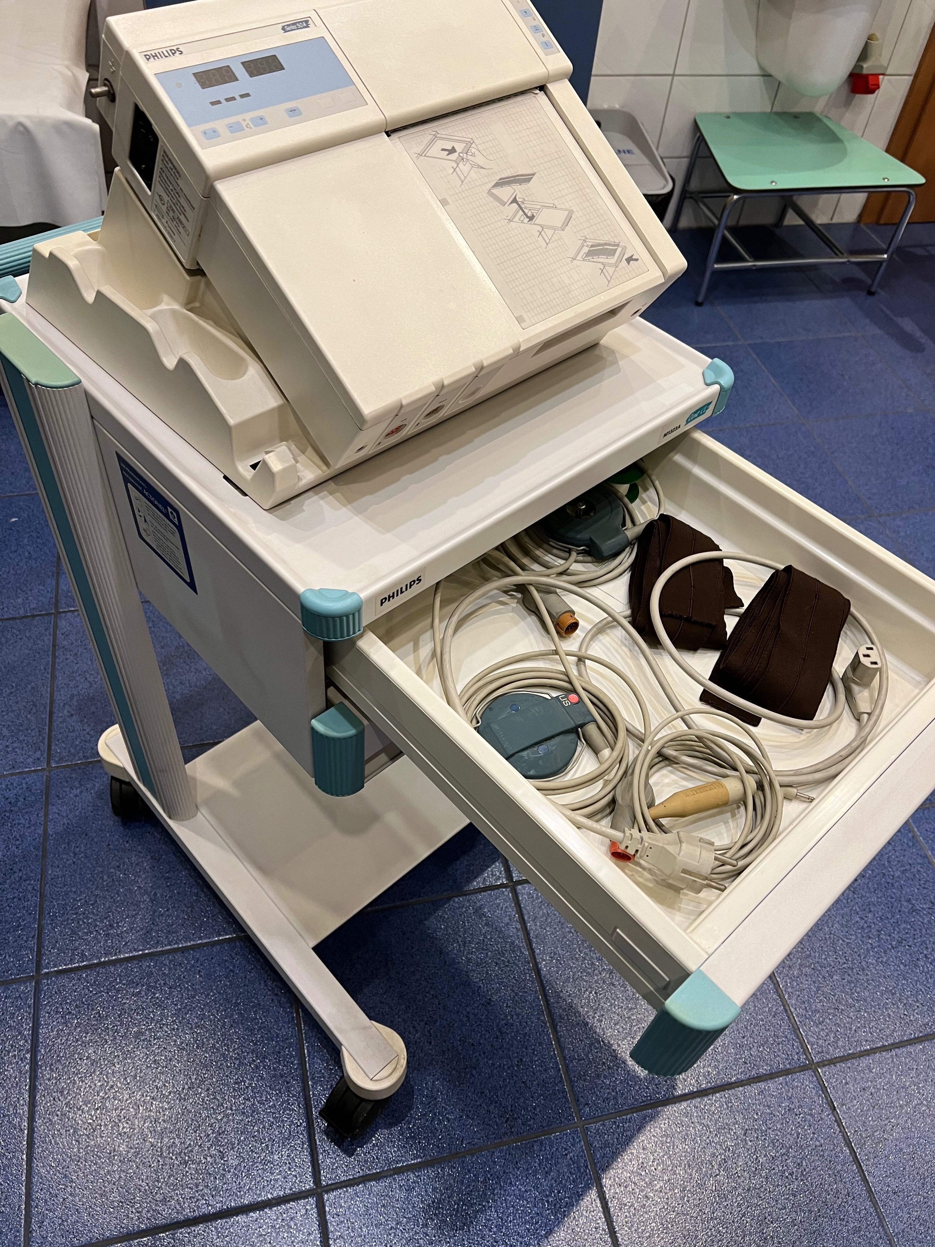 Kardiotokograf Philips na mobilnym wózku także Philipsa z szufladami