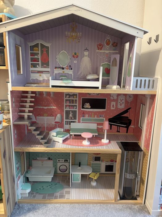 Duzy drewniany domek dla lalek