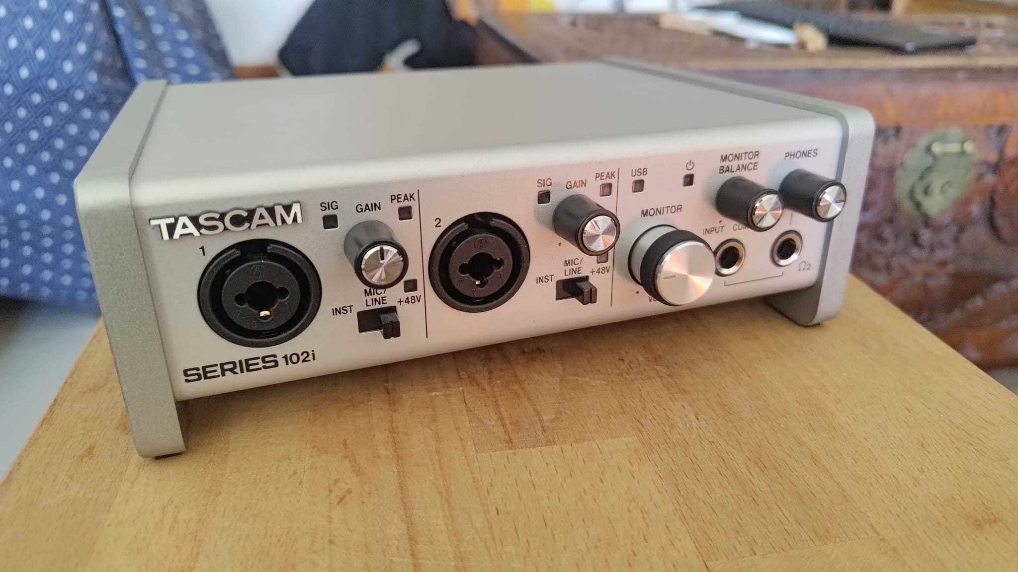 Tascam 102i - Interface Audio/MIDI