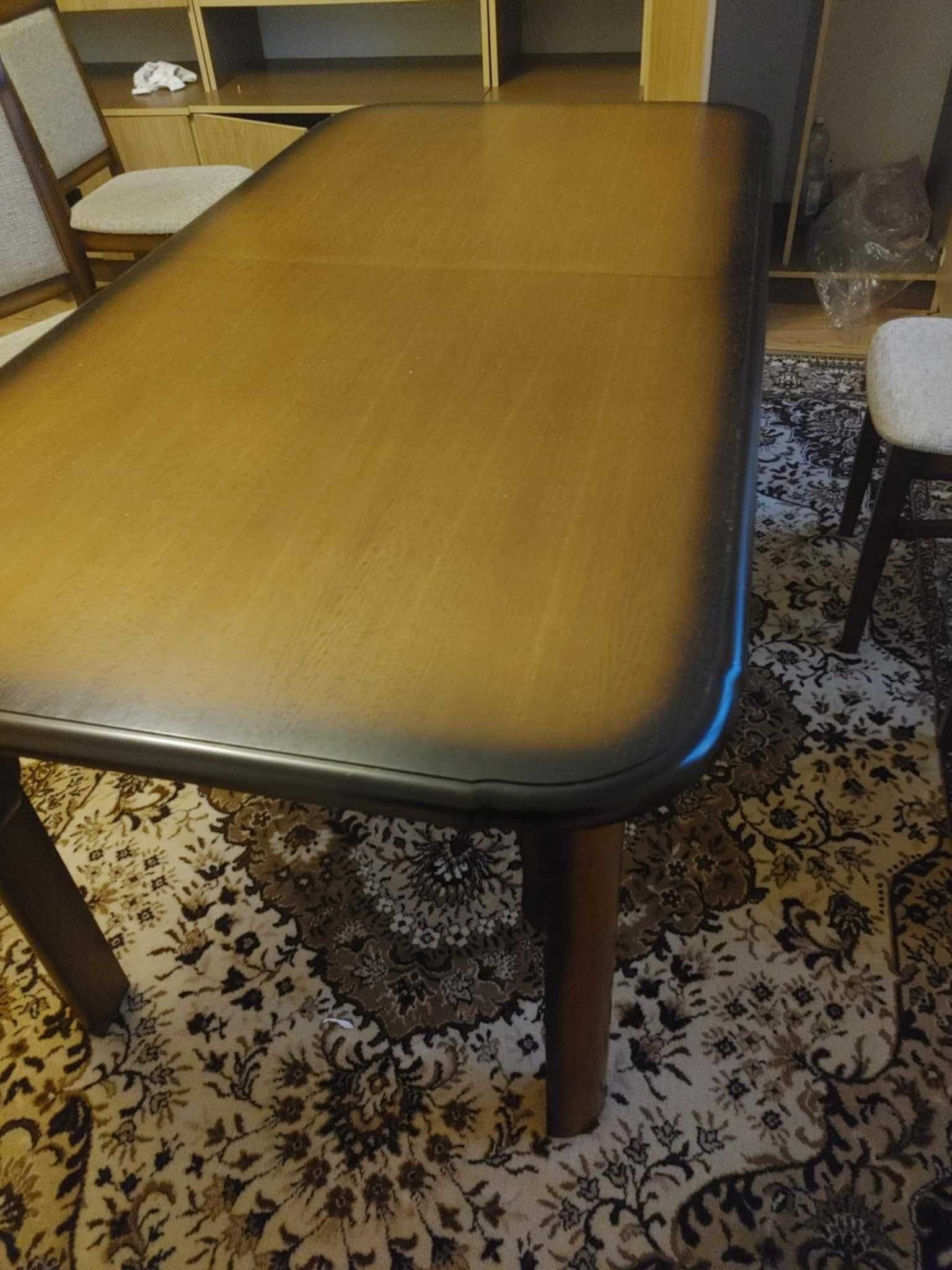 Sprzedam drewniany solidny stół z krzesłami w bardzo dobrym stanie.