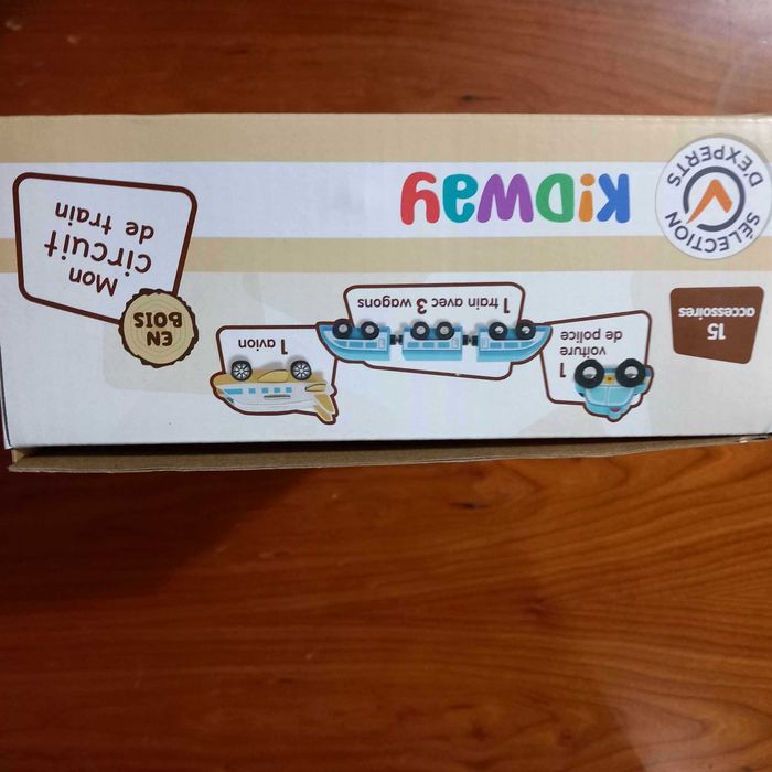 Circuito de comboio em madeira com aeroporto NOVO com 20% de desconto