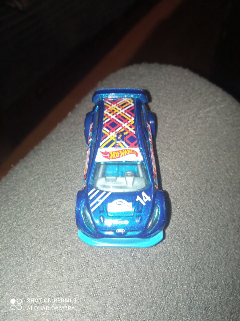 Ford Fiesta hot wheels granatowy