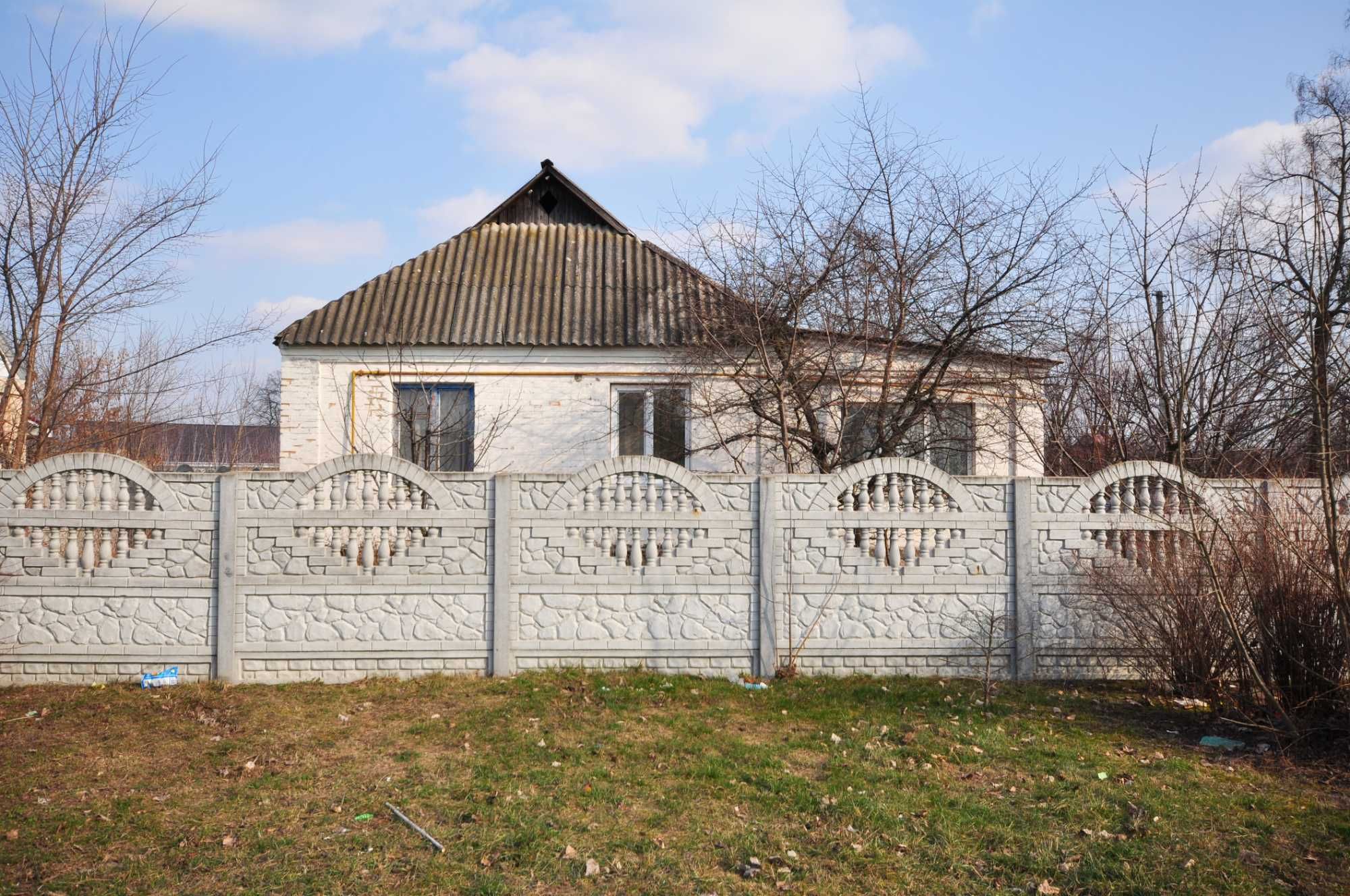 Будинок біля магазину в центрі с. Фурси!