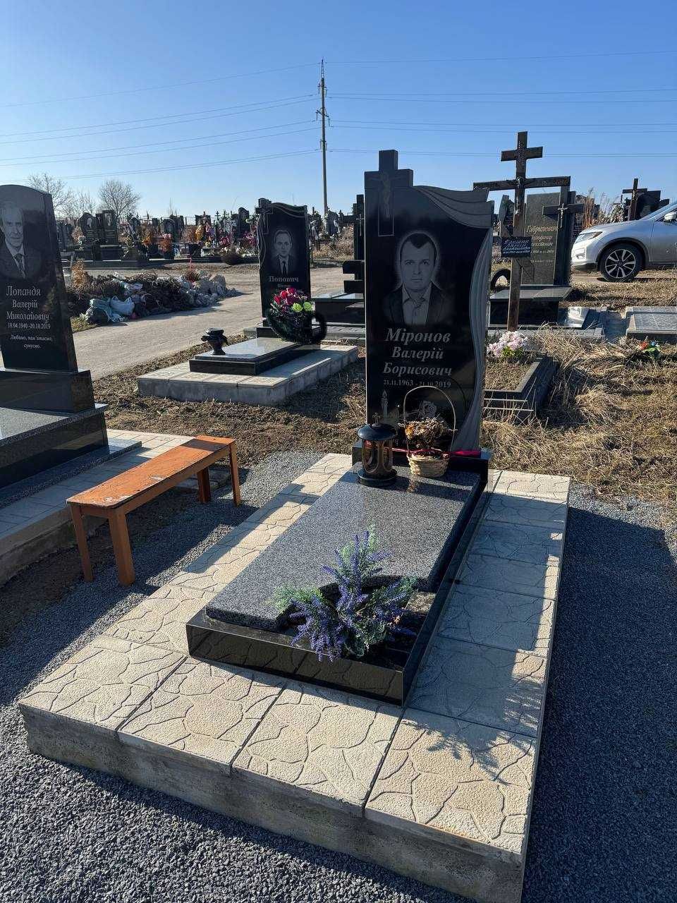 Бюджетні пам'ятники з НАТУРАЛЬНОГО ГРАНІТУ | Одинарні | Подвійні