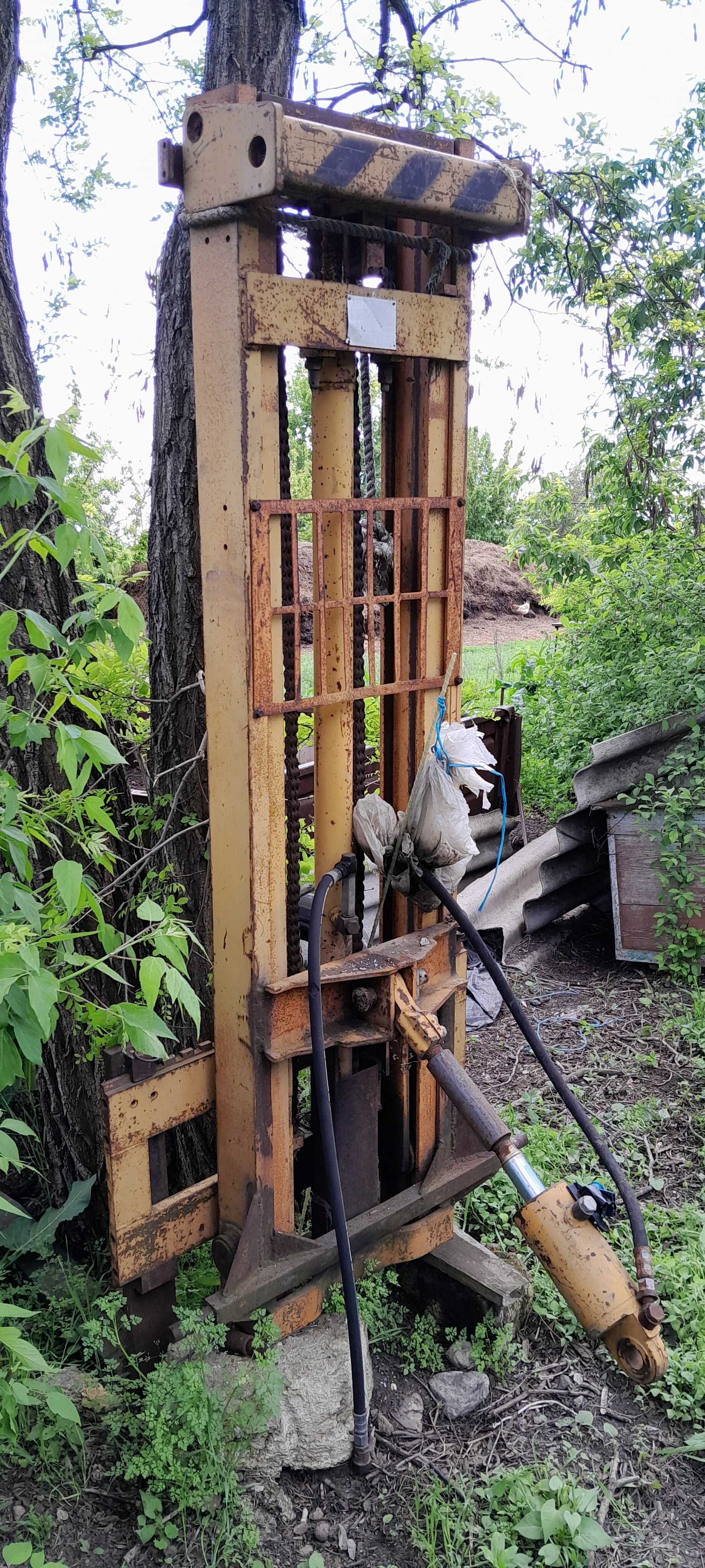 Підйомник кара до ЮМЗ і МТЗ в роботі був мало.