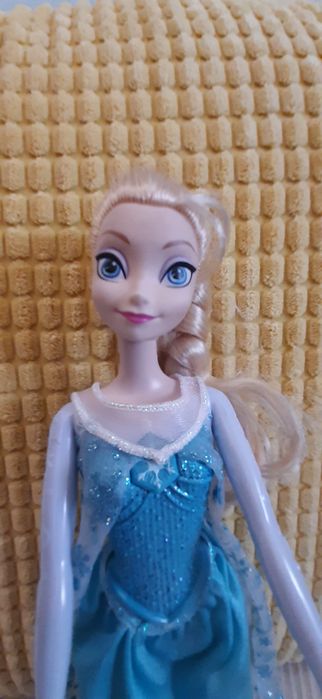 2 bonecas Elsa, uma delas canta
