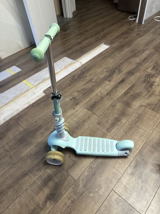 Самокат дитячий з 1 року.