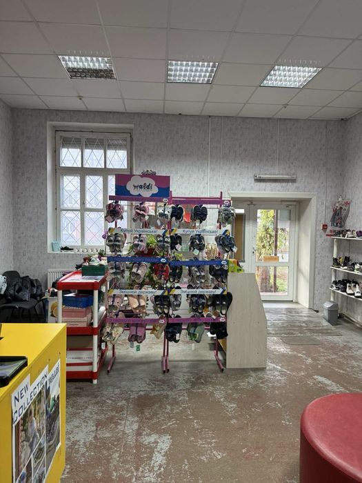 Здається в оренду фасадне торгове приміщення, вул. Вокзальна — 140 м²