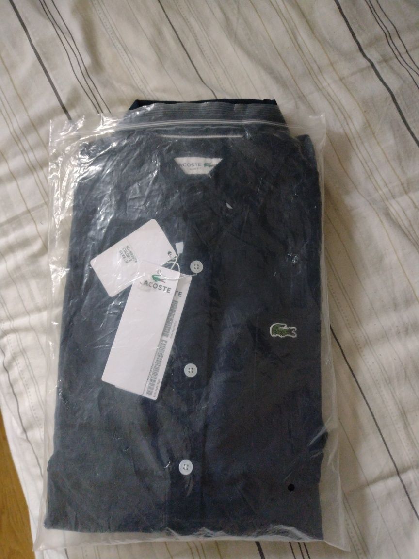Camisa  Lacoste.