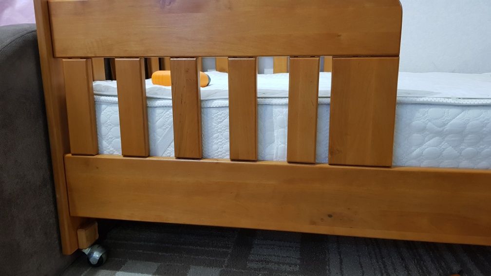 Детская деревянная кровать с бортиками, матрас come-for (СМ: 140×80)
