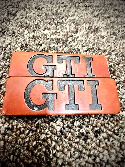 Znaczki Gti w listwy boczne Vw Golf mk2.