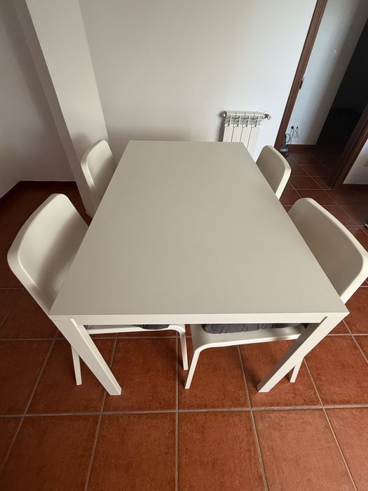 Mesa + 4 cadeiras (4 almofadas incluidas)