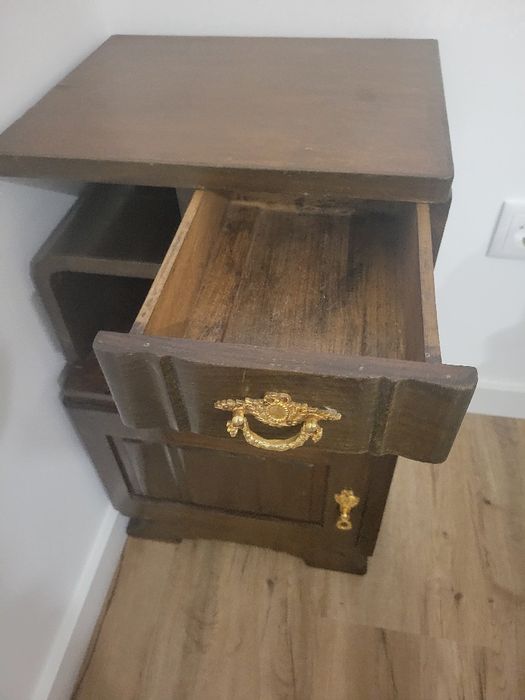 Mesinha de cabeceira antiga