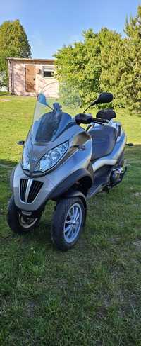 Piaggio mp3 400.