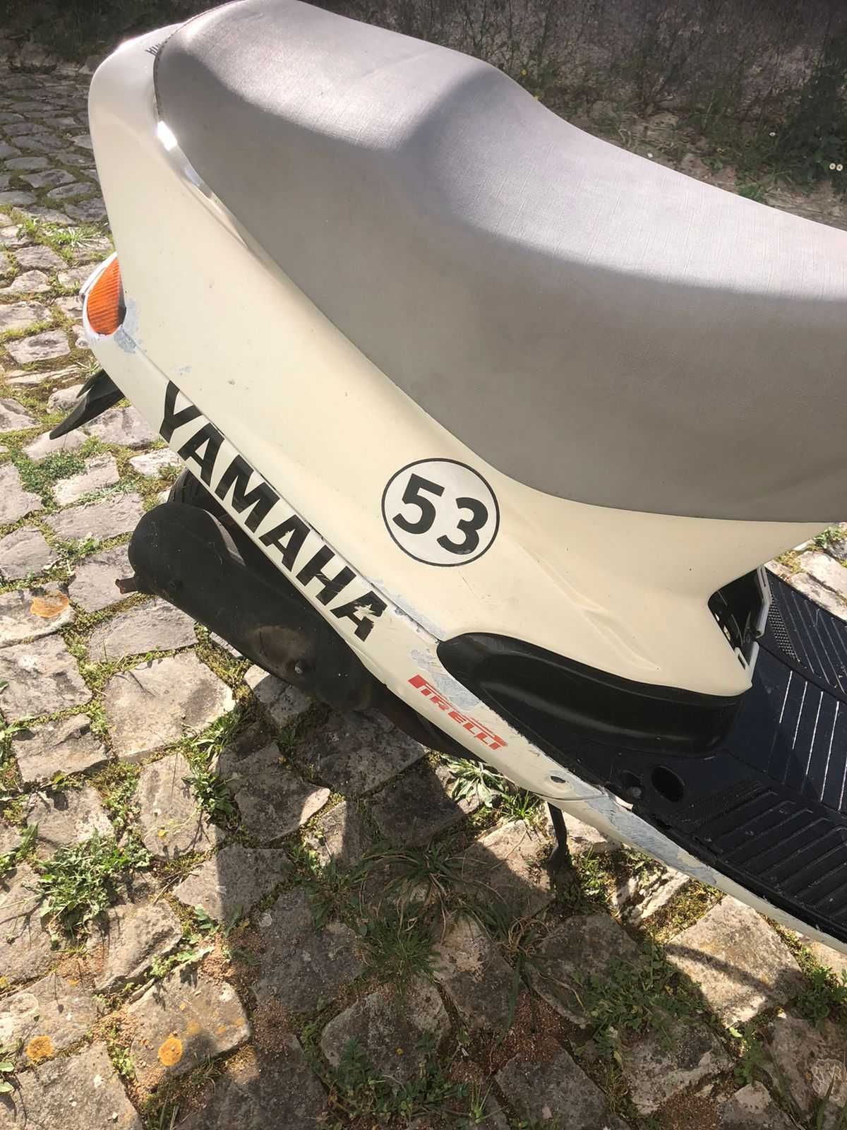 Mota Yamaha 50R AXIS com capacete