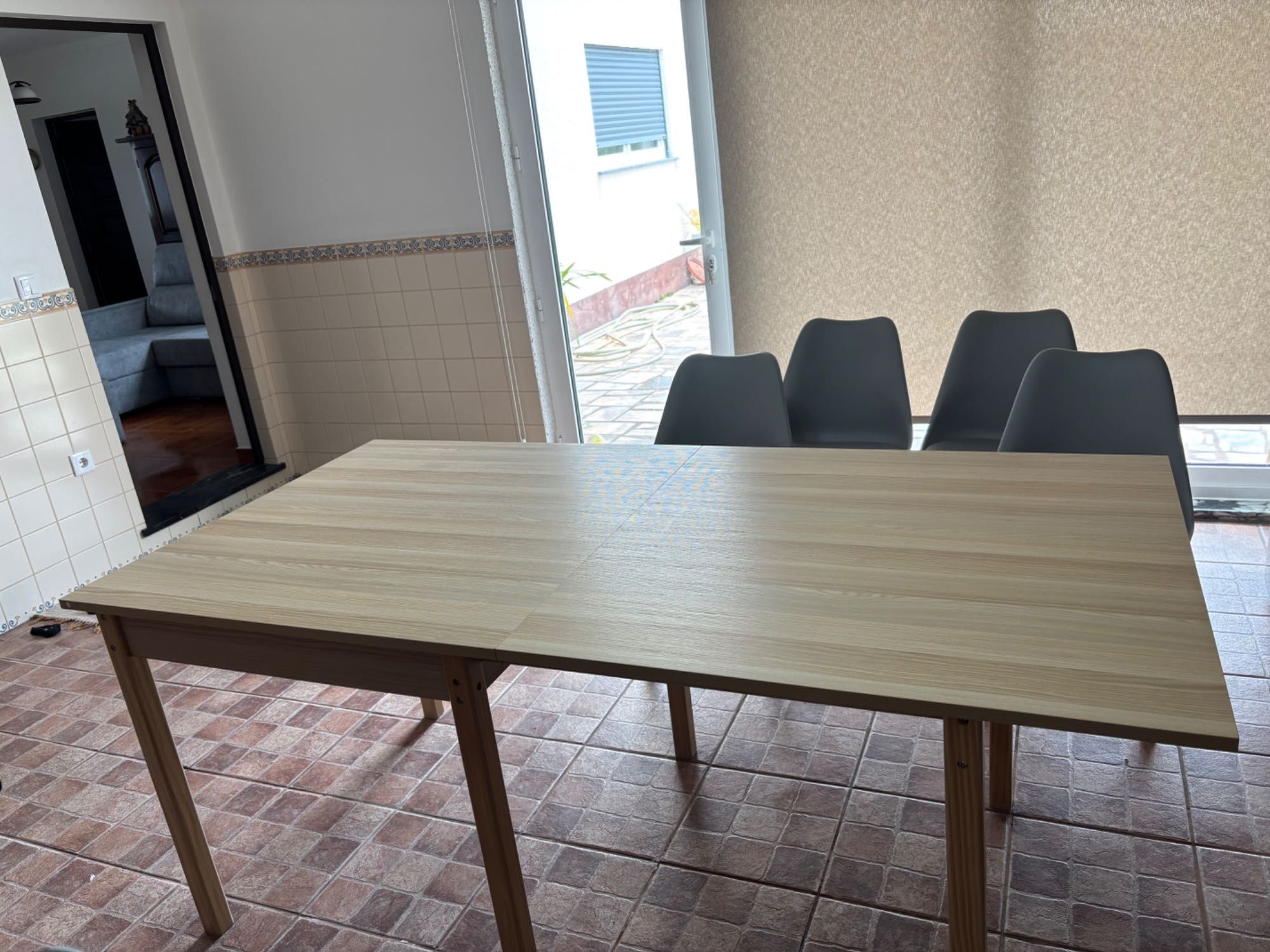 Vendo mesa e cadeiras
