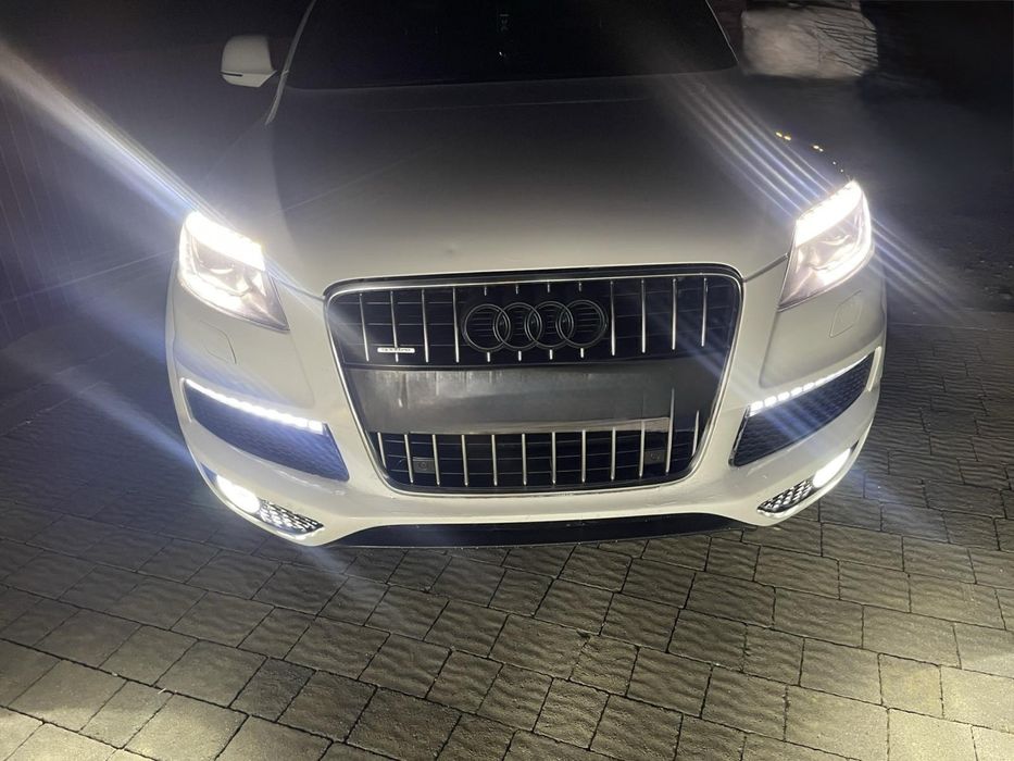 Audi Q7 3.0D S line на пневме на полному ходу