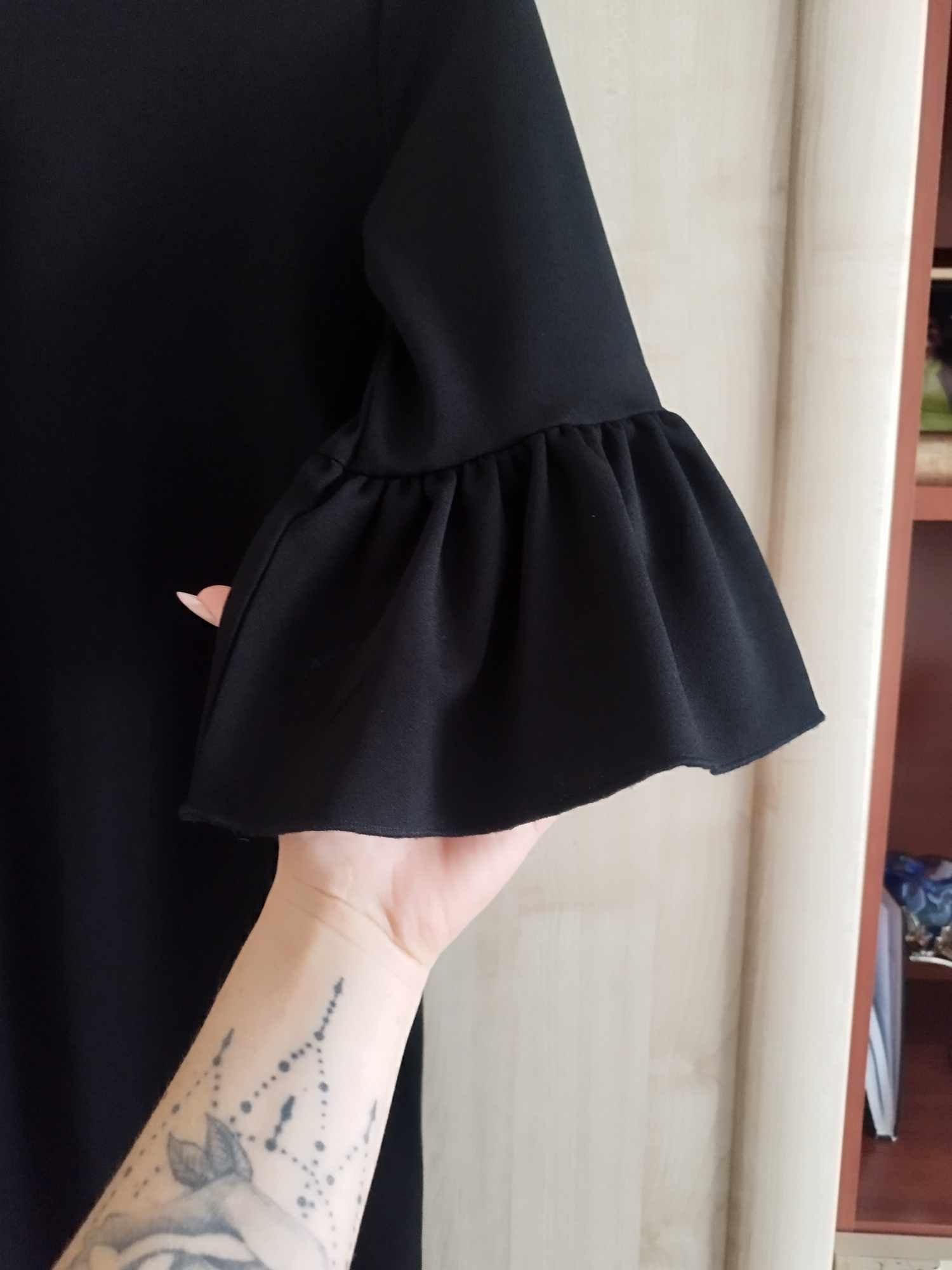 Czarna elegancka sukienka z hiszpańskim rękawem