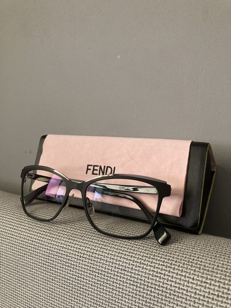 Okulary FENDI razem z pudełkiem i chusteczką
