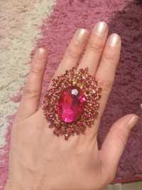 pierścionek z rózowym oczkiem