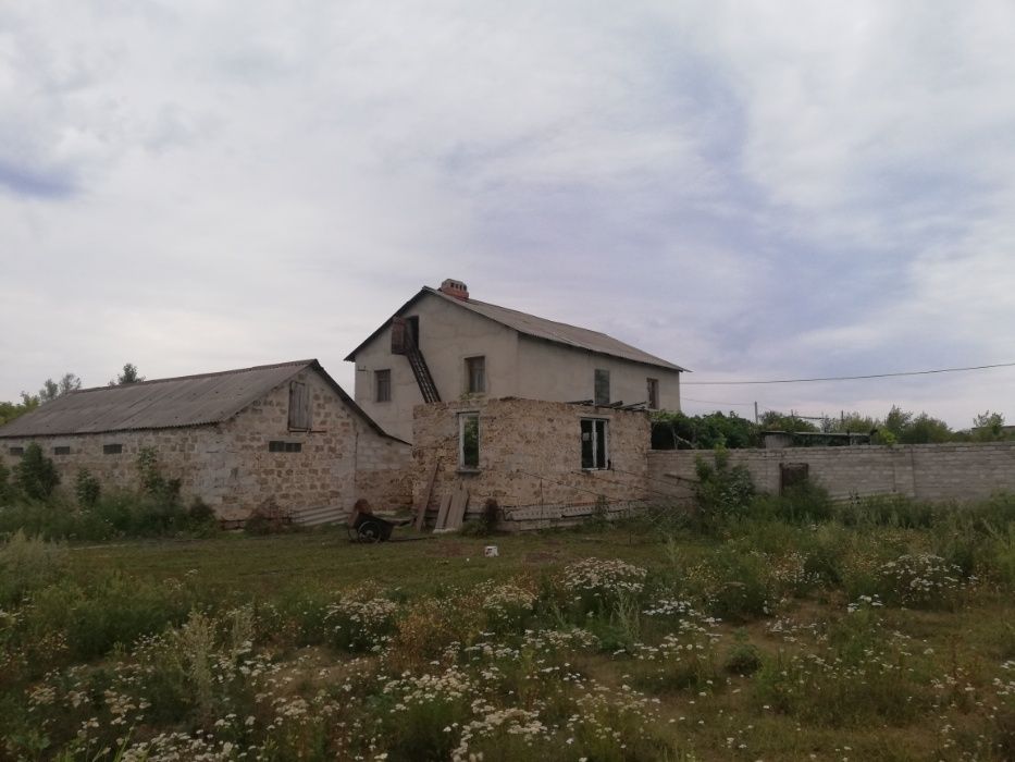 Продам участок с двухэтажным домом и его постройками