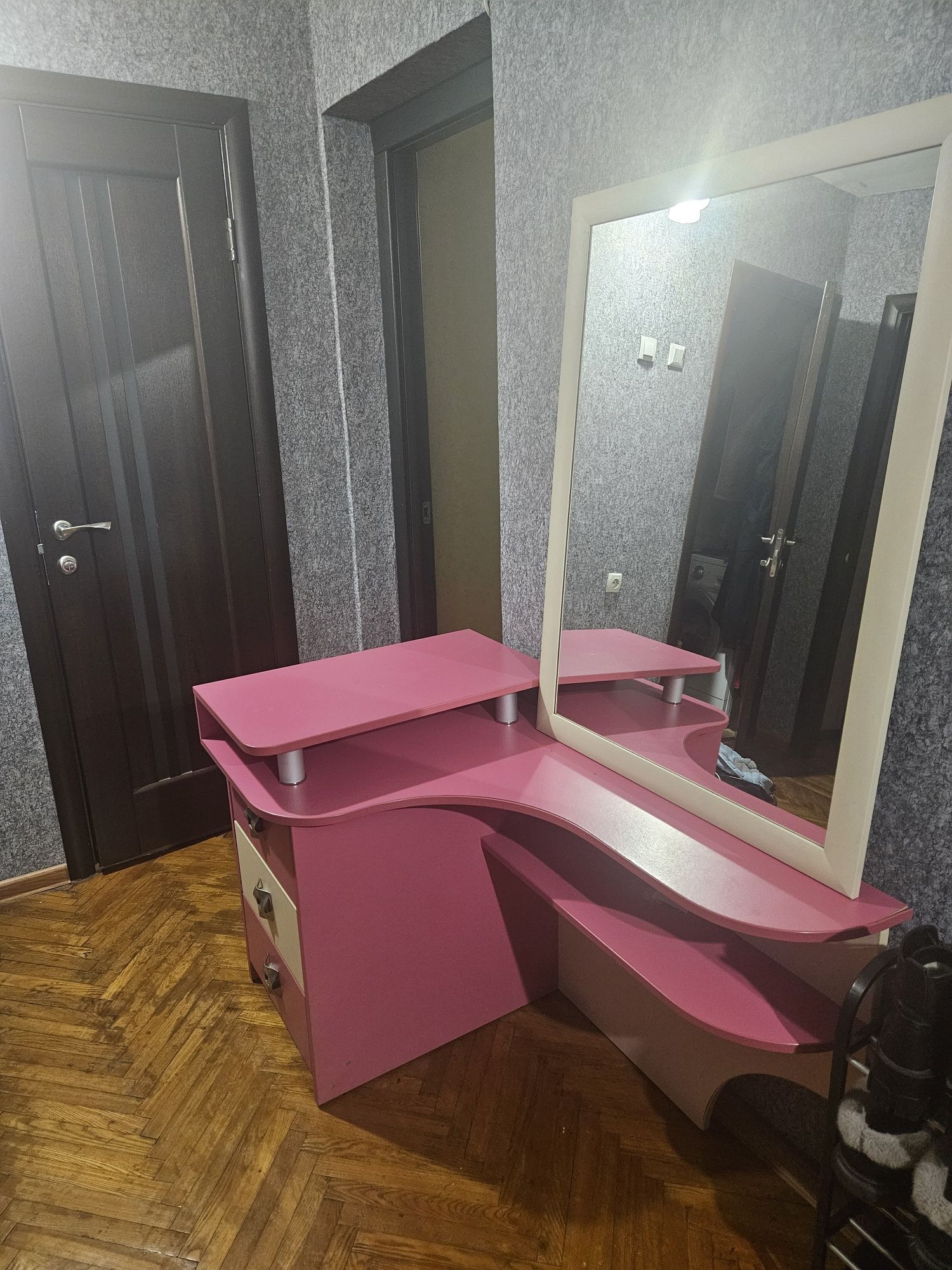 Трюмо столик в комнату (туалетный столик)