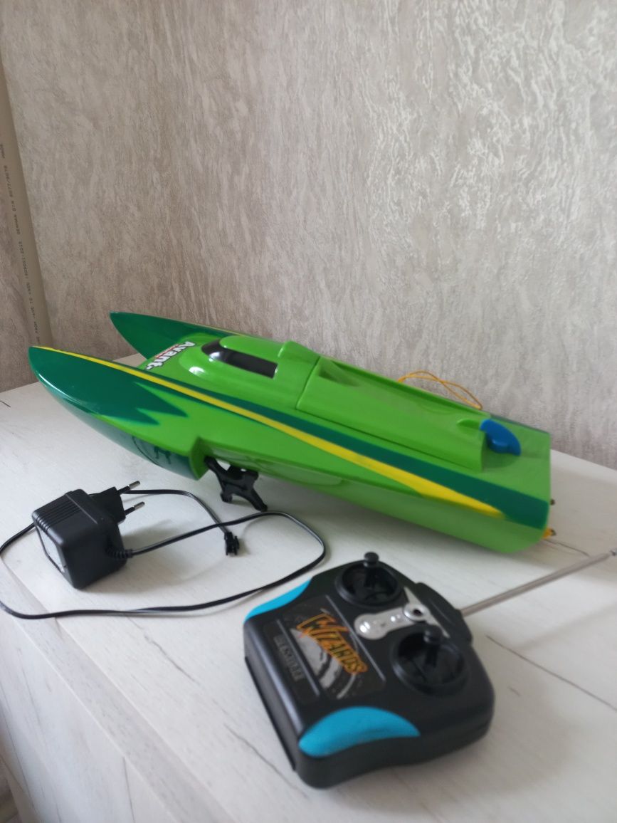 Човен з радіо управлінням