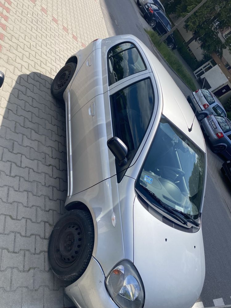 Toyota Yaris l 4 drzwi hak