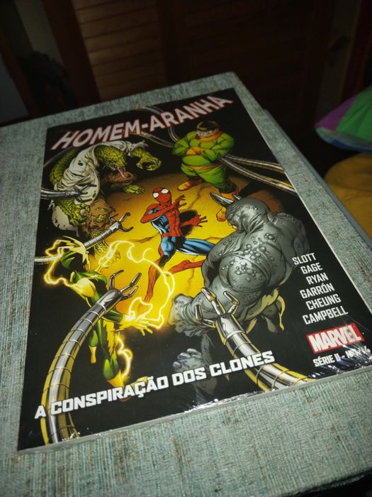 Primeiro livro da série - Homem aranha - a conspiração dos clones - li