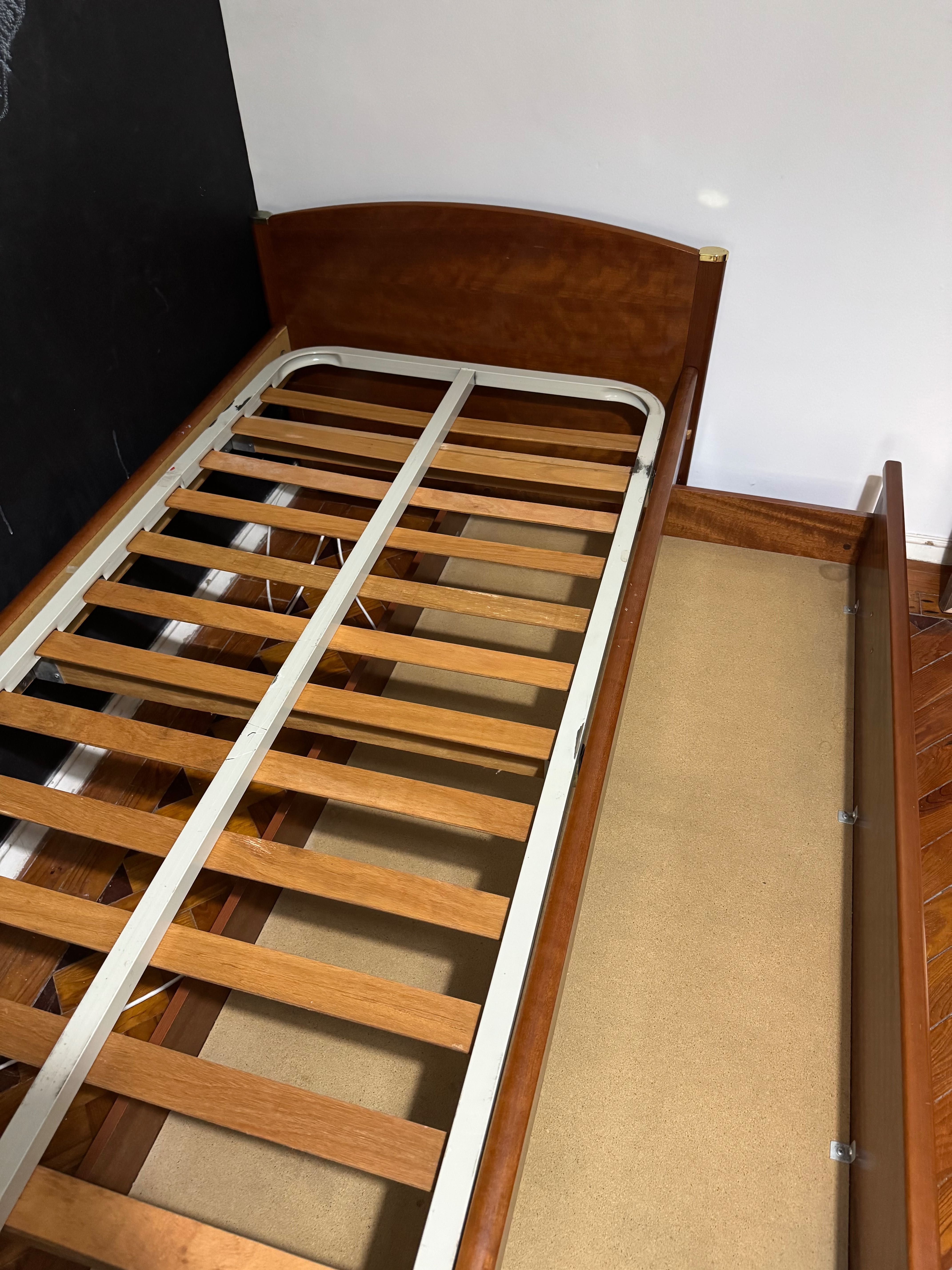 Cama com cama extra (tipo gaveta)