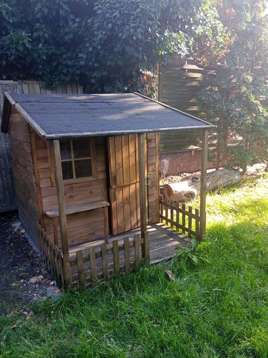 Domek dla dzieci plus stolik i piaskownica