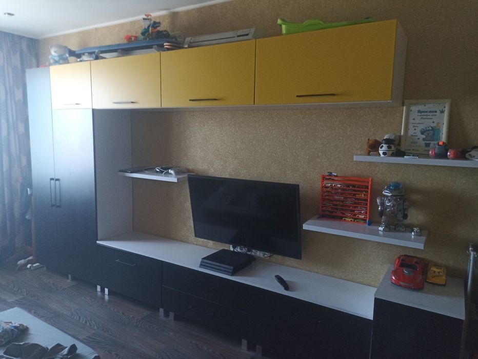 Стінка в зал чорно жовта